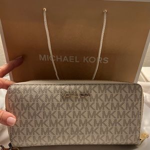 Michael Kors Jet Set Travel Large Continental Wallet Wristlet Vanilla Zip Around